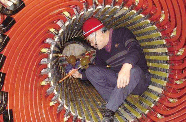 西安泰富西瑪電機(jī)吳高治、劉長安、張衛(wèi)華榮獲西安市勞動模范榮譽(yù)稱號。