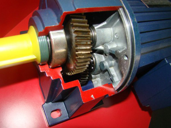 機(jī)械裝配西瑪電機(jī)時(shí),軸頭裝鏈輪可涂抹黃油,可更快裝配好。